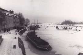 Eugene NOIR - peniches et patineurs sur la Saone gelee