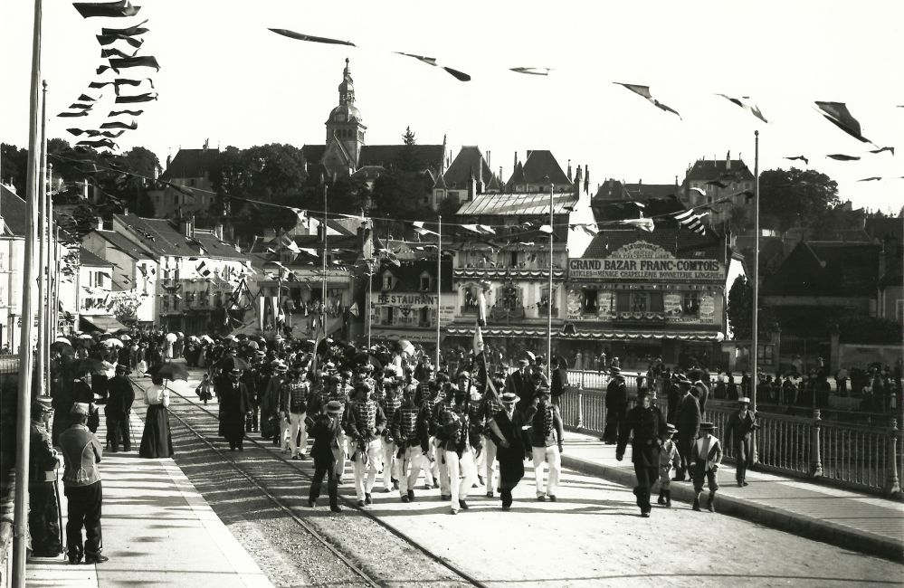 Eugene NOIR - defile pont de pierre