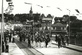 Eugene NOIR - defile pont de pierre