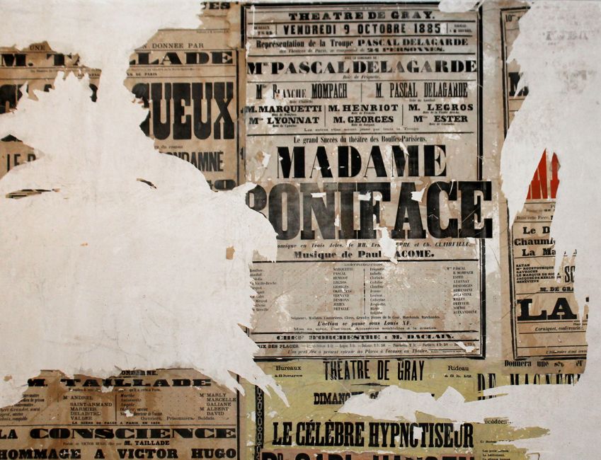 Restes d'anciennes affiches du théâtre 2