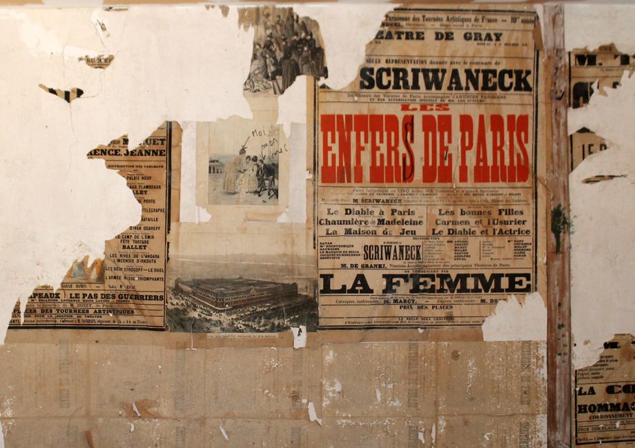 Restes d'anciennes affiches du théâtre