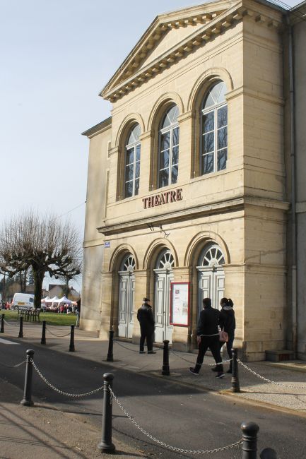 Entrée du théâtre rue Victor Hugo