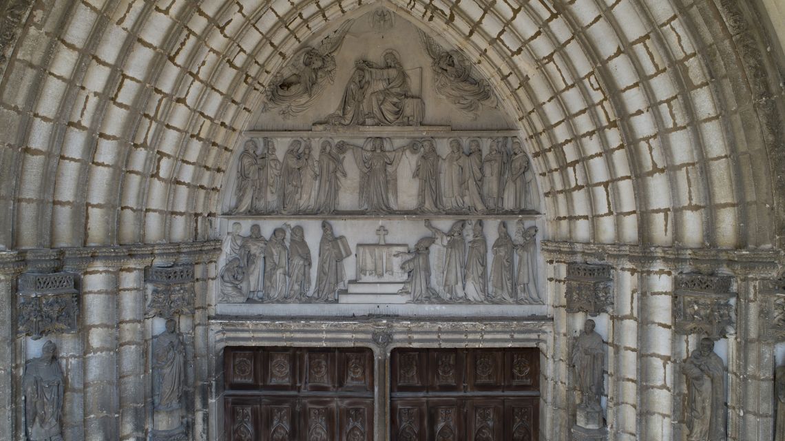 sculptures entrée basilique