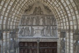 sculptures entrée basilique