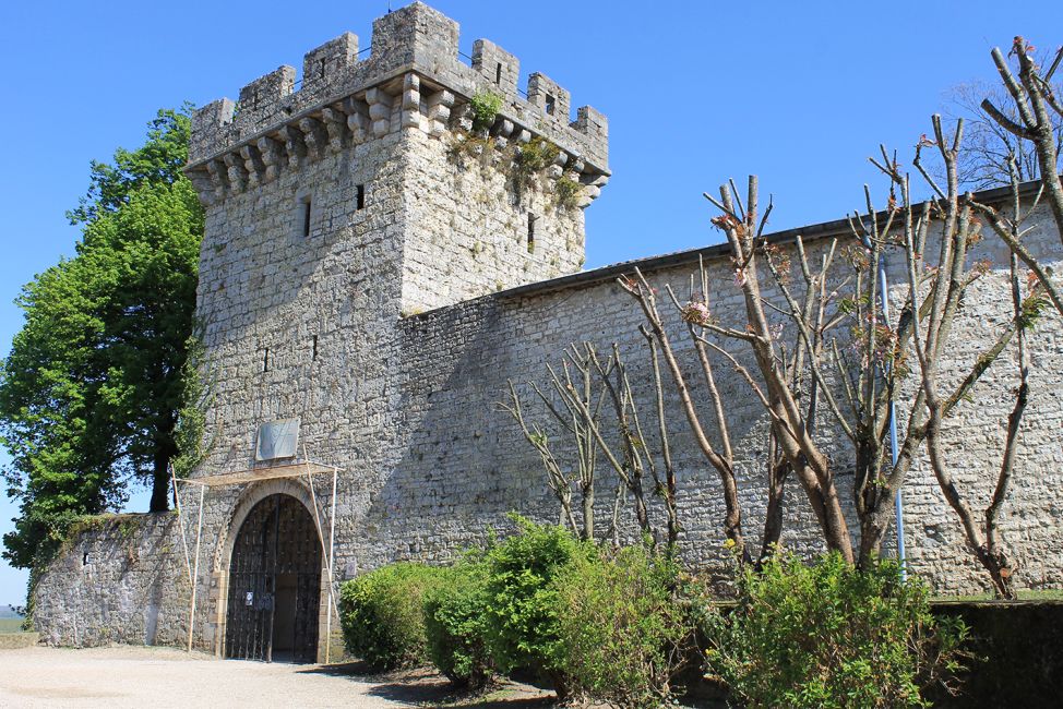 Tour et rempart du château-musée