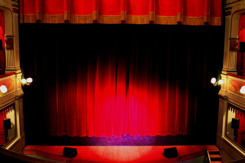 Rideau de la scène du théâtre.jpg