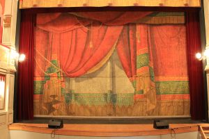 Rideau trompe l'oeil du théâtre.jpg