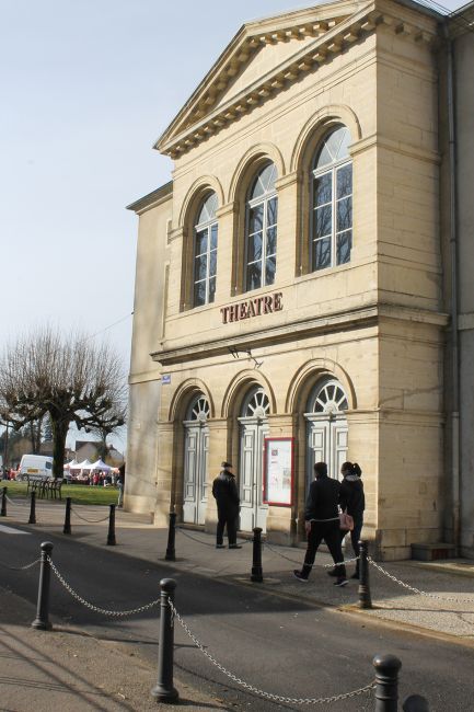 Entrée du théâtre rue Victor Hugo.jpg