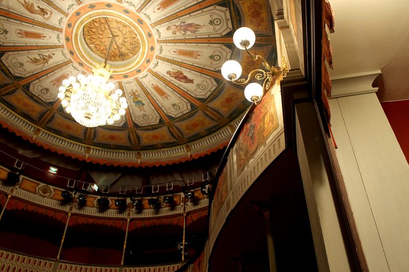 Plafond du théâtre depuis une loge.jpg