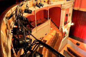 Projecteurs du théâtre.jpg