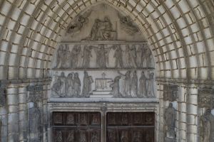 sculptures entrée basilique.jpg