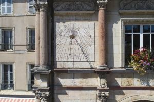 Cadran solaire de l'hôtel de ville.jpg