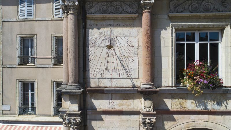 Cadran solaire de l'hôtel de ville.jpg
