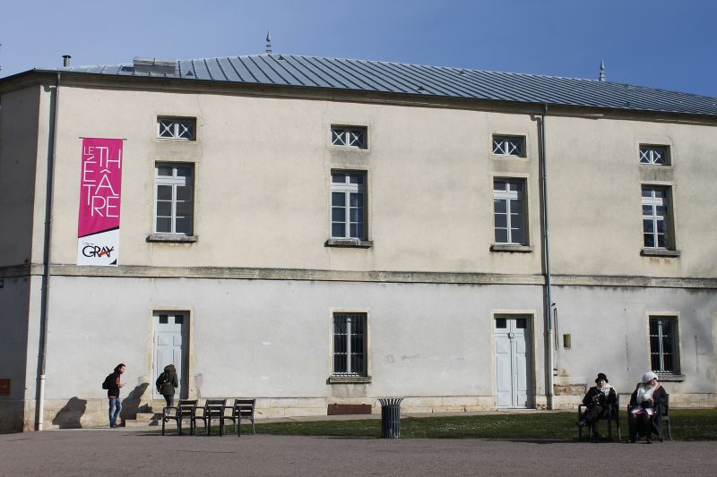 Façade du théâtre depuis la place des tilleuls.jpg